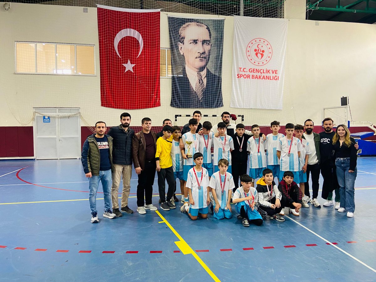 Bağcılar Borsa İstanbul Ortaokulumuz İstanbul Şampiyonasını 2. Tamamlayarak Futsal Yıldız Erkekler Takımı olarak Bölge Şampiyonasına Katılmaya Hak Kazanmıştır. Emeklerinden dolayı hocalarımızı ve öğrencilerimizi tebrik ederiz.