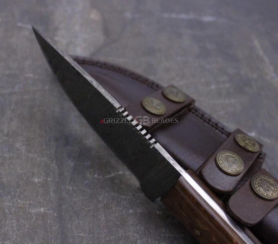 GrizzlyBlades's tweet photo. OVERALL LENGTH: 9”. 

BLADE LENGTH: 4.25”.

SHEATH MATERIAL: 

GENUINE LEATHER

HANDLE DESCRIPTION:
- WALNUT WOOD.
- MOSAIC PIN.

KNIFE WEIGHT: 135 GRAMS.

 #knifeshop #knifemaking #knifeporn #knifemaker #huntingdeer #bladesmithing #deerknife #knifelife #knifeparty #deerhunting https://t.co/fISbL8K6mR