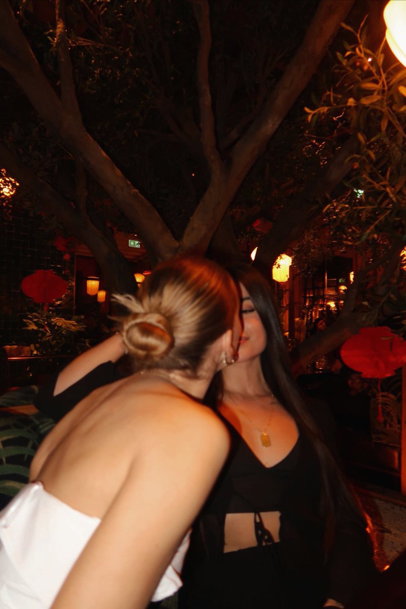 lauralpezgarcia's tweet photo. suerte de ir a cenar con esta persona como novia la verdad https://t.co/EDkpbVHN7S
