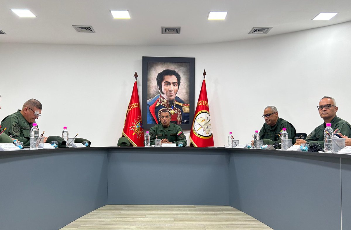 Educacion_MPPD's tweet photo. El MG @FelixOsorioG preside mesa de trabajo de actualización por la Comisión encargada de la elaboración del Proyecto del Reglamento para Oficiales Asimilados de la #FANB, quienes cumplirán un riguroso camino en la gloriosa carrera de las armas
#VenezuelaEsAlegriaYPaz 
#educación https://t.co/TDW9hO8MJu