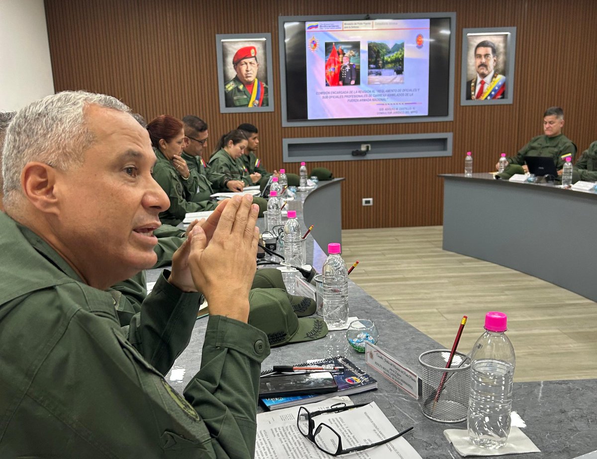 Educacion_MPPD's tweet photo. El MG @FelixOsorioG preside mesa de trabajo de actualización por la Comisión encargada de la elaboración del Proyecto del Reglamento para Oficiales Asimilados de la #FANB, quienes cumplirán un riguroso camino en la gloriosa carrera de las armas
#VenezuelaEsAlegriaYPaz 
#educación https://t.co/TDW9hO8MJu