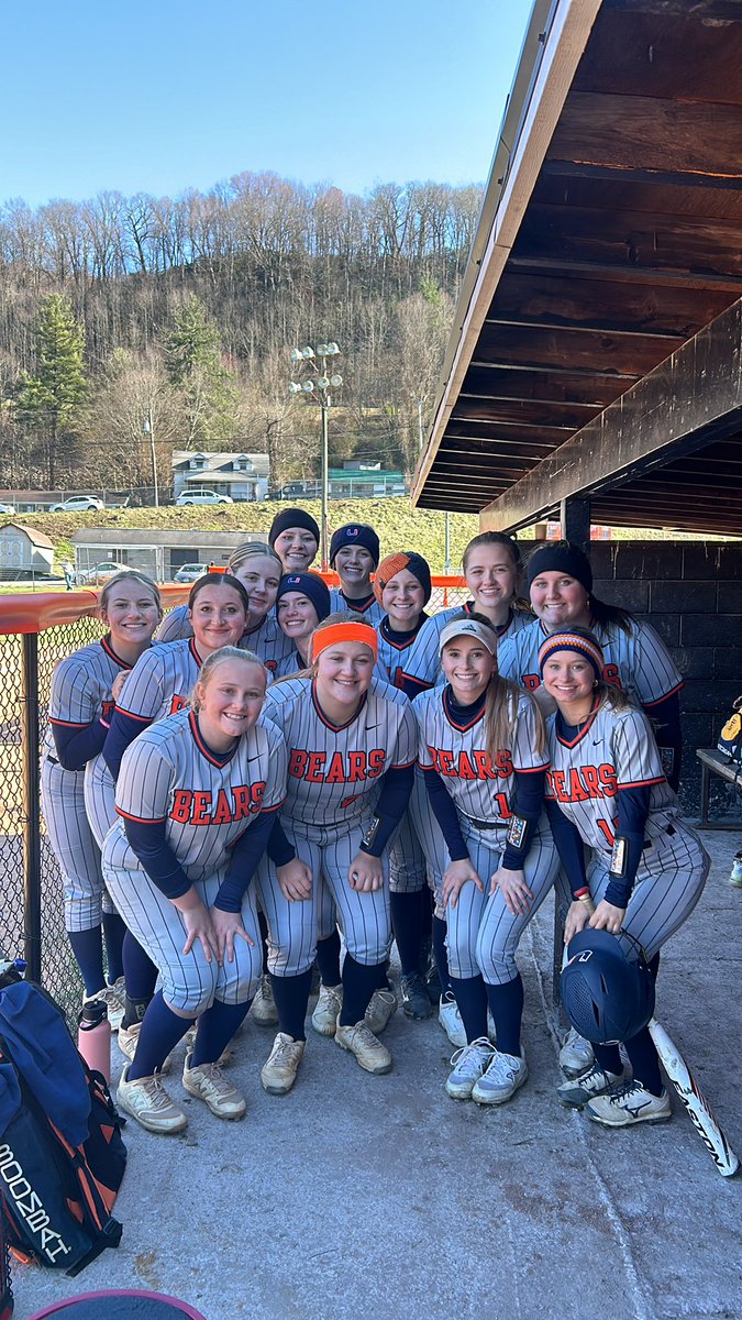 UHSSoftball1's tweet photo. A chilly day in Raider Nation. ❄️🥎#GoBears https://t.co/sxgrnEmxbm