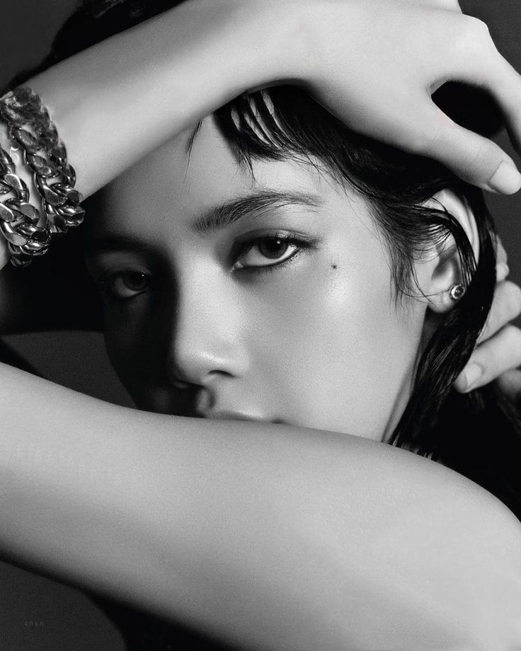 elprimeramor_tl's tweet photo. Lisa and Taehyung's Instagram profiles are now from the Harpers Bazaar Celine shoot 😶
#LISA #LISAXCELINE #TAEHYUNG #TAEHYUNGxCELINE #taelice #taelisa #VLisa #BLINK #ARMY #BLACKPINK #BTS https://t.co/APr0QhV1pO