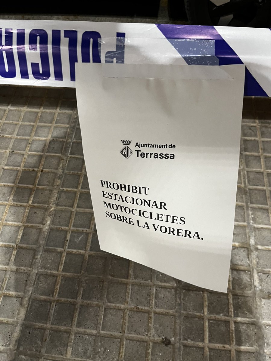 Ivettee89's tweet photo. Ok, però on aparquem si no hi ha lloc a la zona de motos? Quan un replanteig en les zones que fan més falta? @ajterrassa @PoliciaTrs https://t.co/SC7TX9FjnC
