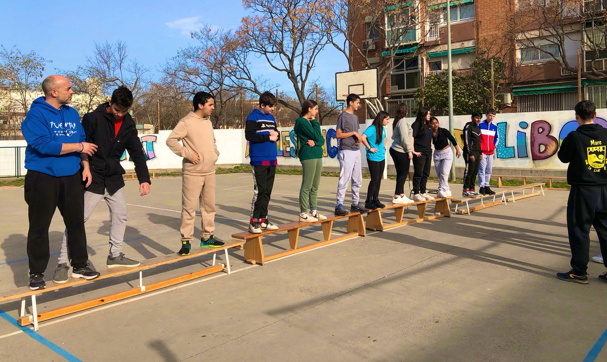 La gent bonica de l’esplai <a href="/lallardelvent/">CAE La Llar del Vent</a> ha portat la seva expertesa al grup de 3r que està fent l’ApS de Dinamització de patis escolars. 
Esteu preparades @escolatarlatana per a jugar de valent amb nosaltres?  3, 2, 1…😜#esplai #lleuredequalitat #sougenialsNúria😘