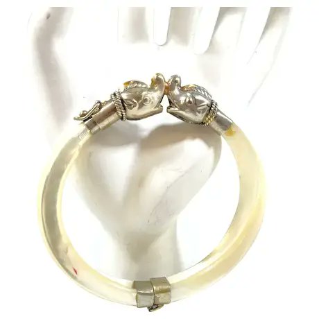 Kissing Fish Textured Silvertone Metal Shell Hinged Bangle Bracelet #rubylane #vintage #retro #bracelet #jewelry #vintagejewelry #giftideas #jewelryaddict #vintagebeginshere #givevintage #mothersday2024 rubylane.com/item/136230-E1…