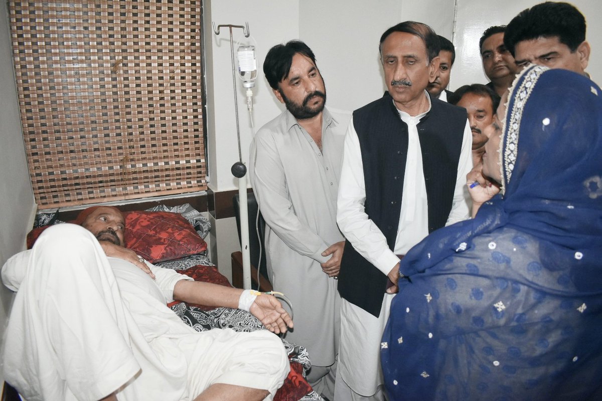 SagarDeedar's tweet photo. پاکستان پیپلز پارٹی کی مرکزی رہنما و رکن قومی اسمبلی ڈاکٹر نفیسہ شاہ نے سول ہسپتال خیرپور کا دورہ کیا 

پیپلز پارٹی کی مرکزی رہنما ڈاکٹر نفیسہ شاہ نے اسپتال میں داخل سیاسی و سماجی شخصیت رئیس محبت خان راجپر کی عیادت کی خیریت دریافت کی اور نیک خواہشات کا اظھار کیا۔
@ShahNafisa https://t.co/AbyZTSOx1w