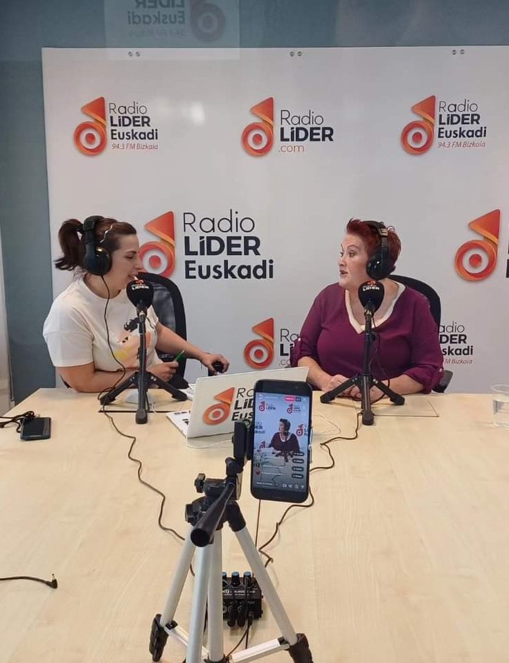 marlene_glezTV's tweet photo. Ayer, en #EuskadiAlDía en  #RadioLiderEuskadi entrevistamos a la actriz #KarmeleLarrinaga la #amatxu de #JonGutierrez en la serie #ReinaRoja @PrimeVideoES basada en los libros de @JuanGomezJurado   Logramos sorprenderla con @KoldoSerra al teléfono ¡Gracias por tanta amabilidad! https://t.co/4wUs17kFR9