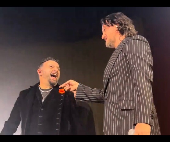 OneNsync's tweet image. Look how happy Chris looks ❤️❤️❤️ 
(Took this screenshot from tifftiff on TT).