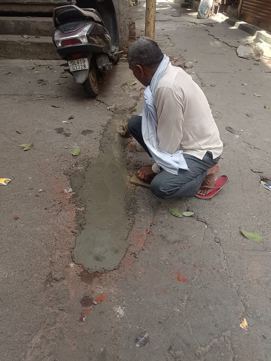 RAHUL980054's tweet photo. आपकी सेवा मेरा विश्वास
#मेरा_वार्ड_मेरा_परिवार
करोल बाग बीडन पुरा गली नंबर 22 और गली नंबर 30
गली में कट रिपेयरिंग का काम करने के लिए
करोल बाग की लोकप्रिय निगम पार्षद श्रीमती उर्मिला महेंद्र गौतम जी का बहुत-बहुत धन्यवाद जी
#ward83 #karolbagh #करोलबाग https://t.co/66Jy313yS6