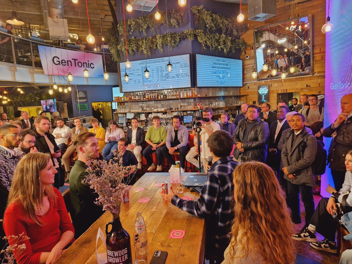 PieterVBO's tweet photo. C'est parti. Le débat avec les jeunes présidents de partis politiques à #Brewdog à Bruxelles.
➡️ Débats intéressants entre jeunes et le monde des entreprises.
Full House. #gentonic https://t.co/n2tkDqAI7u