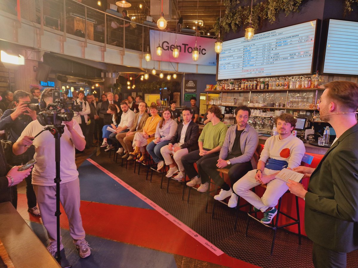 PieterVBO's tweet photo. C'est parti. Le débat avec les jeunes présidents de partis politiques à #Brewdog à Bruxelles.
➡️ Débats intéressants entre jeunes et le monde des entreprises.
Full House. #gentonic https://t.co/n2tkDqAI7u