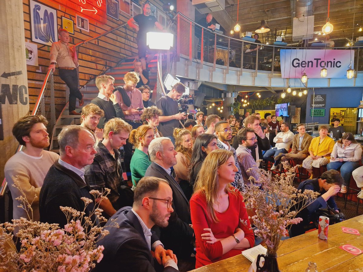 PieterVBO's tweet photo. C'est parti. Le débat avec les jeunes présidents de partis politiques à #Brewdog à Bruxelles.
➡️ Débats intéressants entre jeunes et le monde des entreprises.
Full House. #gentonic https://t.co/n2tkDqAI7u