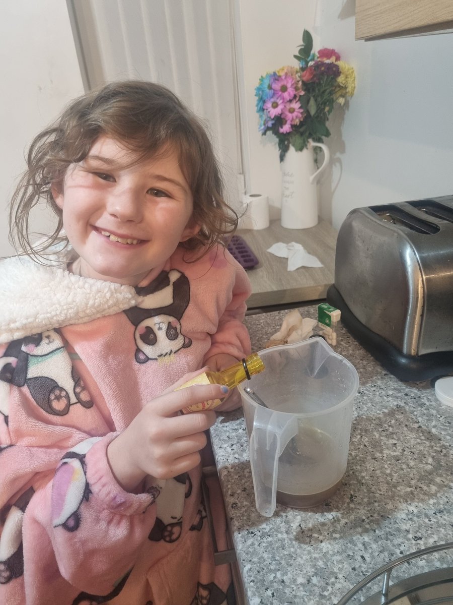 MelissaHoy8's tweet image. 2nd lot of photos - Lexi has been doing some science selfies for British Science Week
Science is everywhere! She has been doing experiments, exploring nature, looking after our dog, baking &amp;amp; looking stars &amp;amp; constellations 👩‍🔬🧪🌠🔭 @RimroseHope #scienceselfie #scienceatrimrose