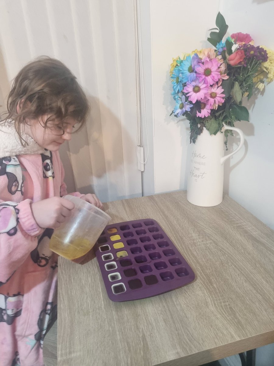 MelissaHoy8's tweet image. 2nd lot of photos - Lexi has been doing some science selfies for British Science Week
Science is everywhere! She has been doing experiments, exploring nature, looking after our dog, baking &amp;amp; looking stars &amp;amp; constellations 👩‍🔬🧪🌠🔭 @RimroseHope #scienceselfie #scienceatrimrose