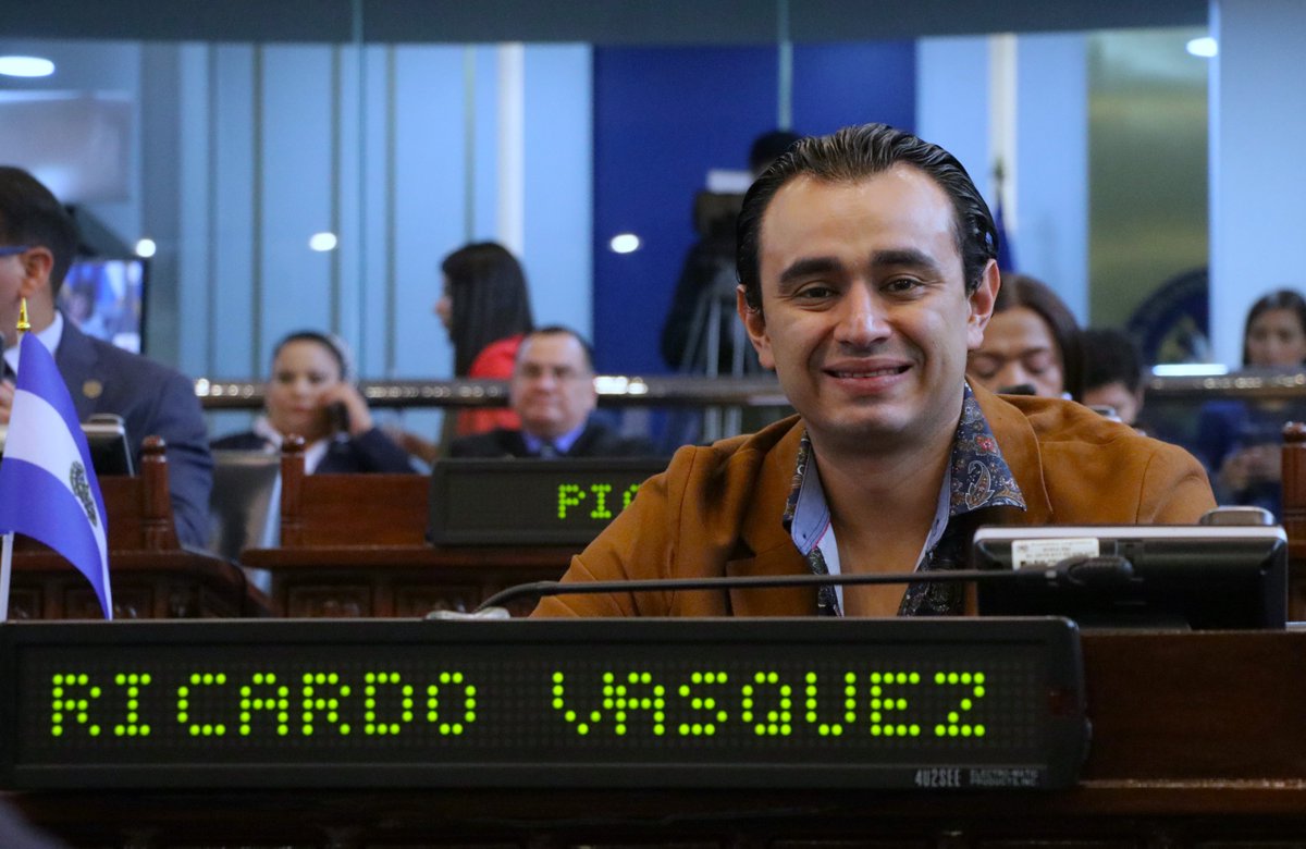 Ya estamos en la #SesiónPlenaria tus Diputados de #ganafracción #ElSalvador @GGallegos24 @SalgadoNuman @ricardovas_01