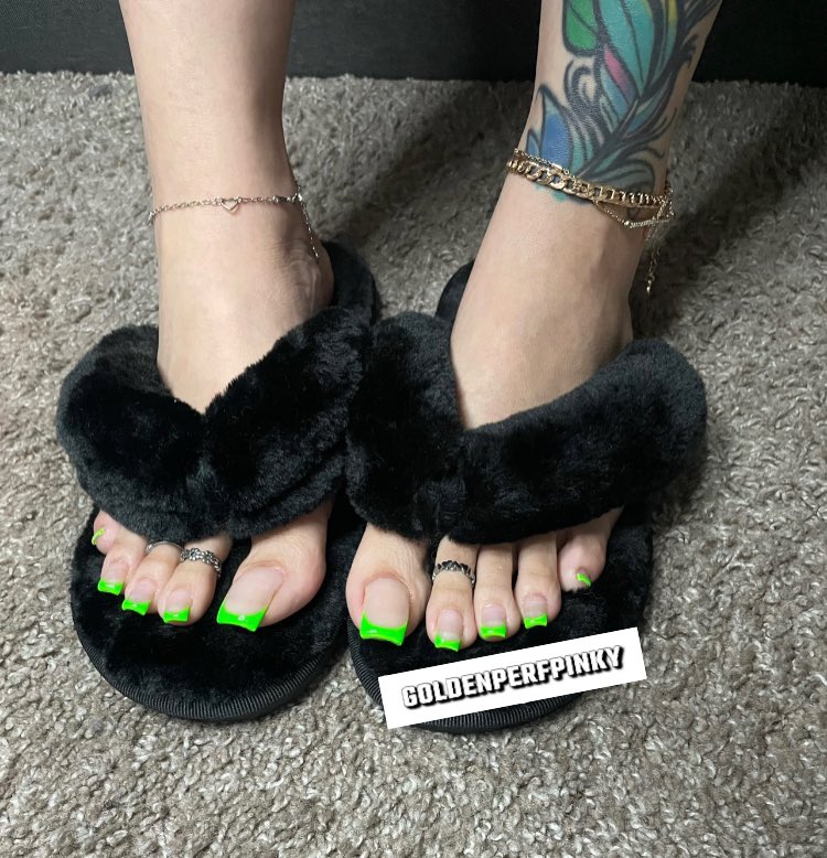 GoldenPerfPinky's tweet photo. Pinch me &amp; I’ll punch you💚

#feet #toes #Sexyfeet #FOOTFETİSH #pedicure #FeetNails #feetworshi̇p 

My birthday is 7 days awayyyyy😁✨ https://t.co/LJoC6JMW84