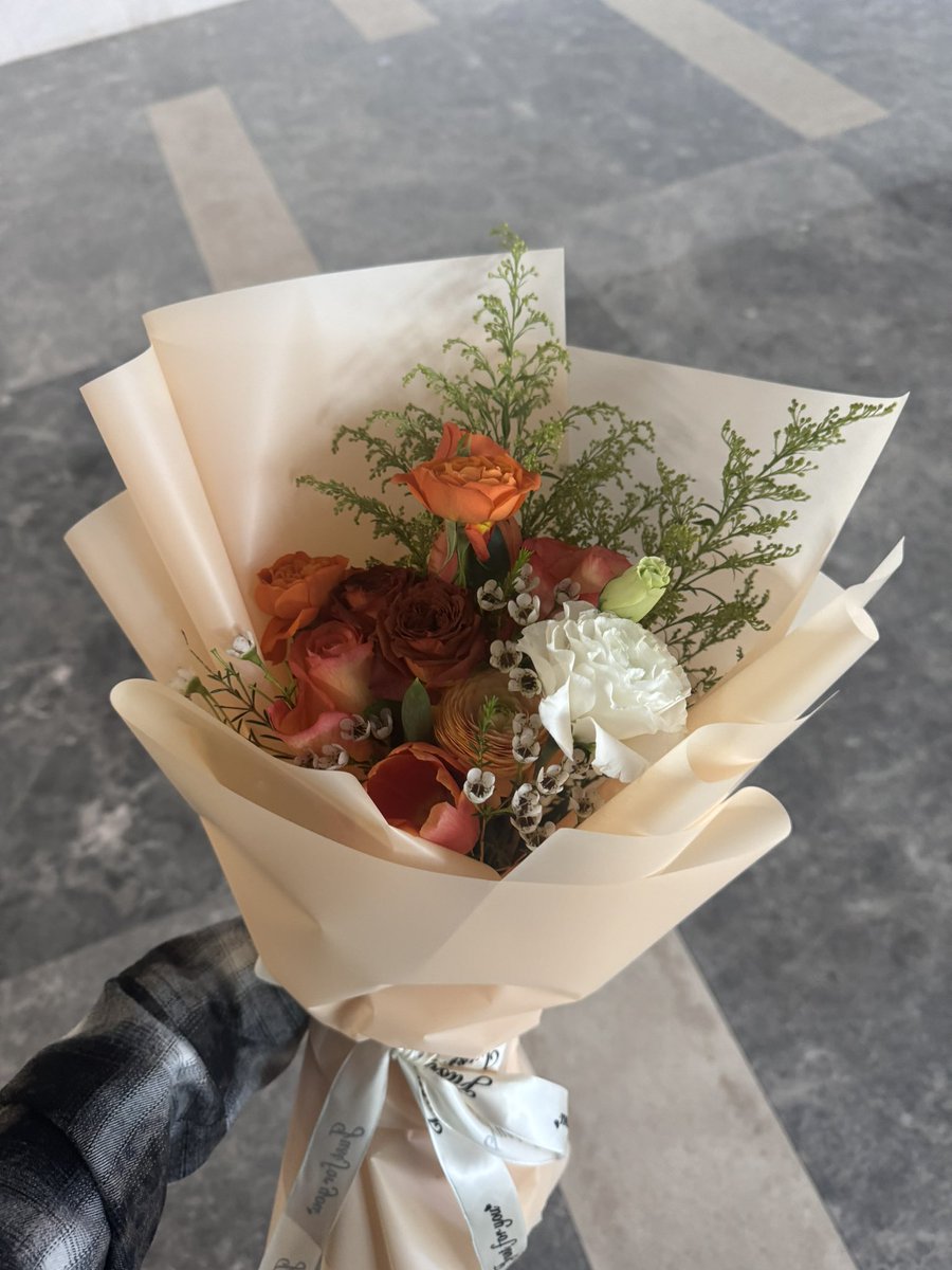 Rin202361's tweet photo. 我最亲爱的姐姐，你常常问我有多爱你，临时作答的我并不能答的很漂亮，我想告诉你。我爱你胜过群青山峰的高，爱你胜过桃花潭水的深。爱你胜似骄阳热烈，爱你赛过碧月的皎洁。爱你像倾国倾城的珍宝，爱你像久旱终逢的甘霖 #le https://t.co/uJKtREUVYs