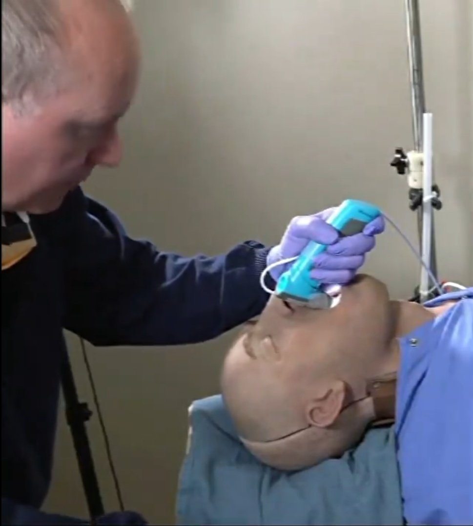 TimNiceButSlim's tweet photo. @AirwayLegend @cliffreid @jducanto Exactly, when done correctly. If I saw a colleague with that degree of radial (lateral) flexion at the wrist, whilst they were intubating or examining the pharynx/larynx, I'd say something. https://t.co/zsgkuxrWSe