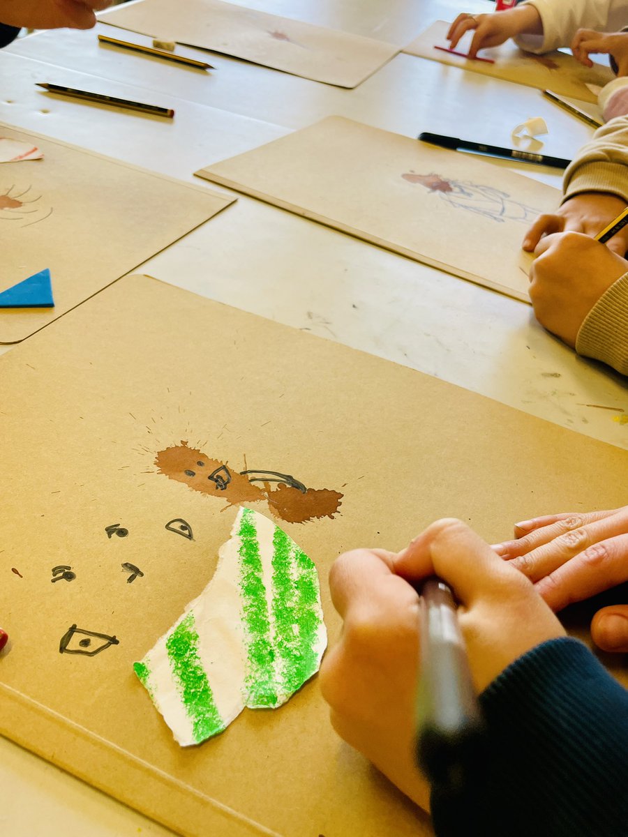 fragosusmarkus's tweet photo. Tancant processos. El raig de la inspiració de Hirameki ens ajuda a trobar dibuixos amagats a les taques de pintura. Però anem més enllà i també els busquem als trossos sobrants de la paperera creativa. @escolacamins #somprojecte #somCamins https://t.co/pjPCvTBtDV