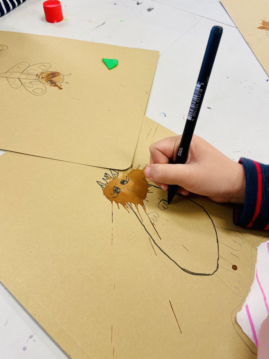 fragosusmarkus's tweet photo. Tancant processos. El raig de la inspiració de Hirameki ens ajuda a trobar dibuixos amagats a les taques de pintura. Però anem més enllà i també els busquem als trossos sobrants de la paperera creativa. @escolacamins #somprojecte #somCamins https://t.co/pjPCvTBtDV