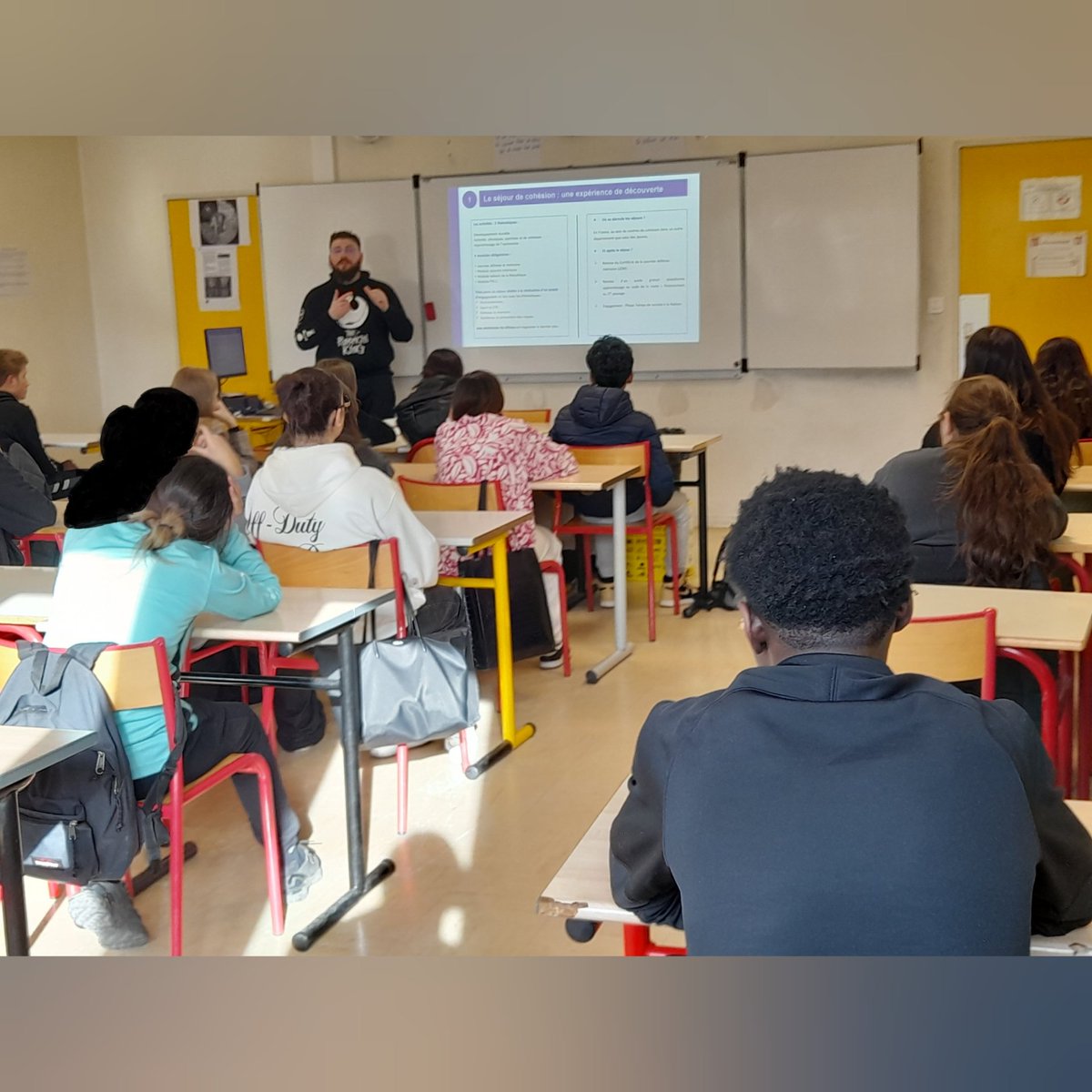 cvl_malraux60's tweet photo. Merci à Danaêl, assistant d'éducation, pour son travail d'information sur le #SNU à l'attention de tous les élèves de 2nde dans le cadre de la semaine de la #citoyenneté. @JulieLaunoy @AcAmiens
#vielycéenne #engagement https://t.co/7oCrBs1mA6