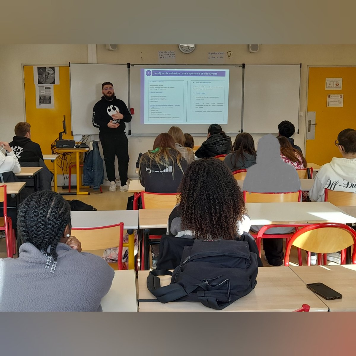 cvl_malraux60's tweet photo. Merci à Danaêl, assistant d'éducation, pour son travail d'information sur le #SNU à l'attention de tous les élèves de 2nde dans le cadre de la semaine de la #citoyenneté. @JulieLaunoy @AcAmiens
#vielycéenne #engagement https://t.co/7oCrBs1mA6
