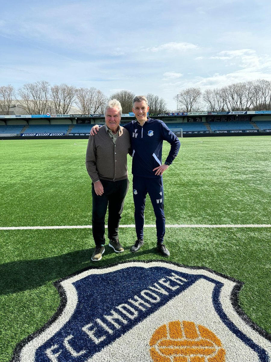 willemweijs's tweet photo. Elke dag leer ik, als (jonge) hoofdtrainer bij FC Eindhoven, van de besten, zoals Guus Hiddink. Zijn lessen op het veld en voor het leven zijn onbetaalbaar. Hier draait het om: blijven leren, jezelf uitdagen en openstaan voor nieuwe ideeën. Samen groeien we verder💪 https://t.co/7k9T79mpAL