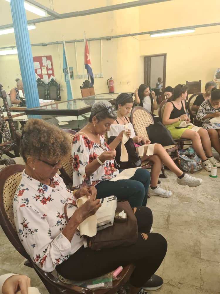 ComunidadMedio's tweet photo. De la mano de los profesores Arianet Valdivia Mesa, Boris Pérez Vázquez y René Gutiérrez Mayrata, los participantes tuvieron un acercamiento al contexto cultural habanero del siglo XIX y descubrieron las técnicas básicas de costura a mano que se empleaban en la época colonial 3/4 https://t.co/1zwuSsp95Y
