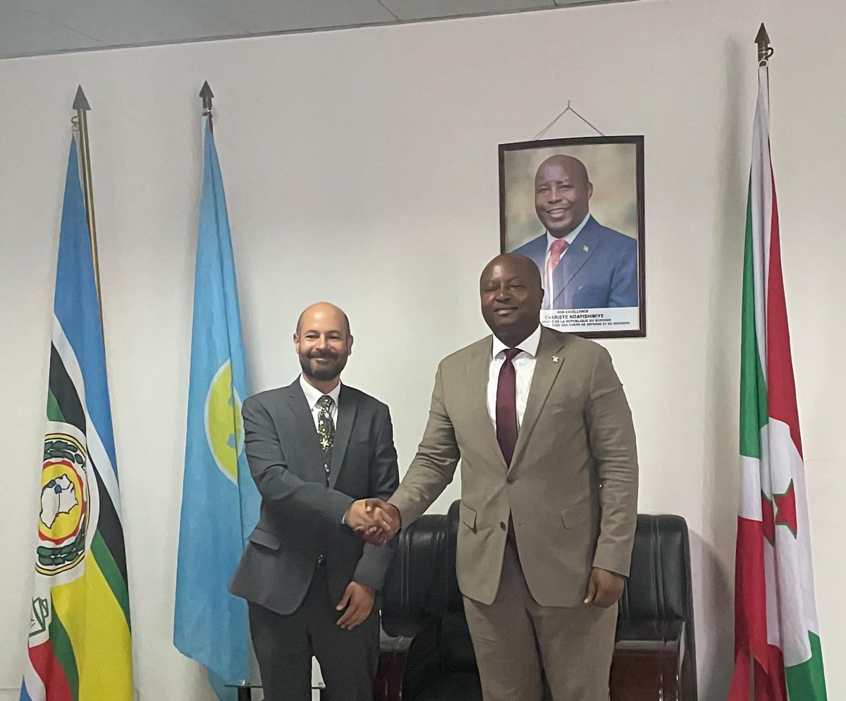 Aujourd'hui @omardaair a rencontré le Ministre des Affaires étrangères et de la Coopération au développement S.E. @AShingiro au #Burundi. Ils ont discuté des préoccupations communes, notamment la sécurité régionale, la Somalie et l'importance du respect des droits de l'homme