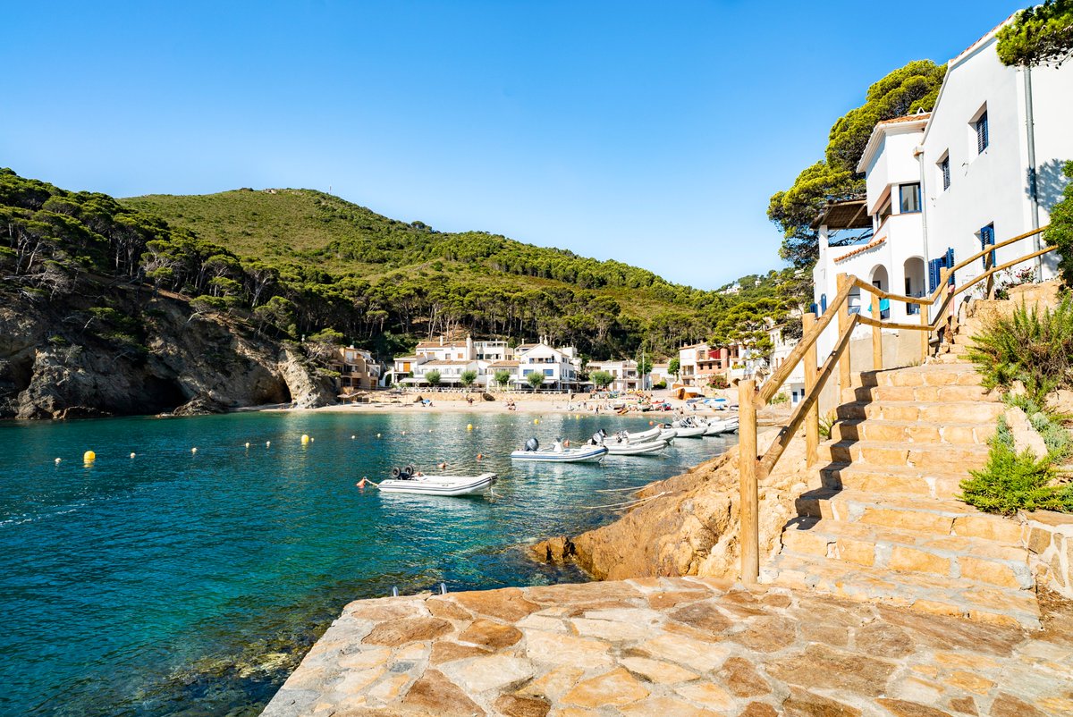 🔜 Ens teletransportem a la cala de Sa Tuna un dia radiant d'estiu... 🫶

#begur #beguresautentic #visitbegur #visitemporda #incostabrava #viueldoble #livetwice #CostaBrava #catalunyaexperience #ilovecostabrava #vilesmarineres #vilesflorides #empordaturisme  #SaTuna