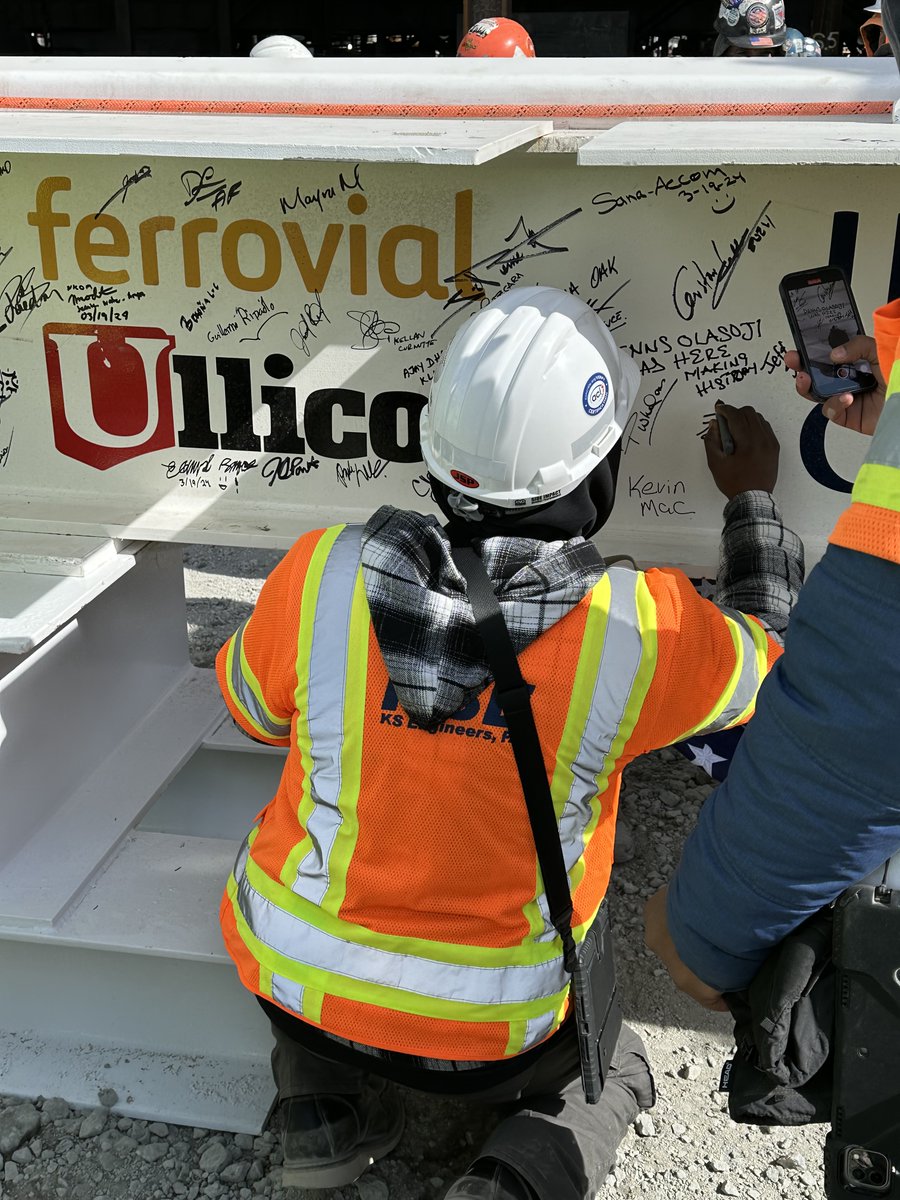 UllicoInc's tweet image. Workers lining up today to sign the banner marking the topping off of @JFKAirport&apos;s New Terminal one. Ullico’s Infrastructure Fund is an equity partner in the $10 billion project, the largest #P3 in the U.S., which will create 1000s of #union jobs. #UnionStrong