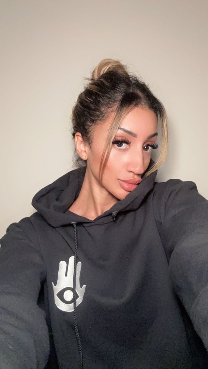 AltCoinMoves's tweet photo. Post workout chillin in my @wearetalisman hoodie✨
Talisman is one of the best desktop wallets for @Polkadot & ETH.
It has an awesome multi-chain account management and it is EASY to stake your & $DOT in Talisman 🥩
OH and obviously the community is topnotch — s/o to @NattiCrypto for the swag and educating me on how to use the Talisman wallet 🪬