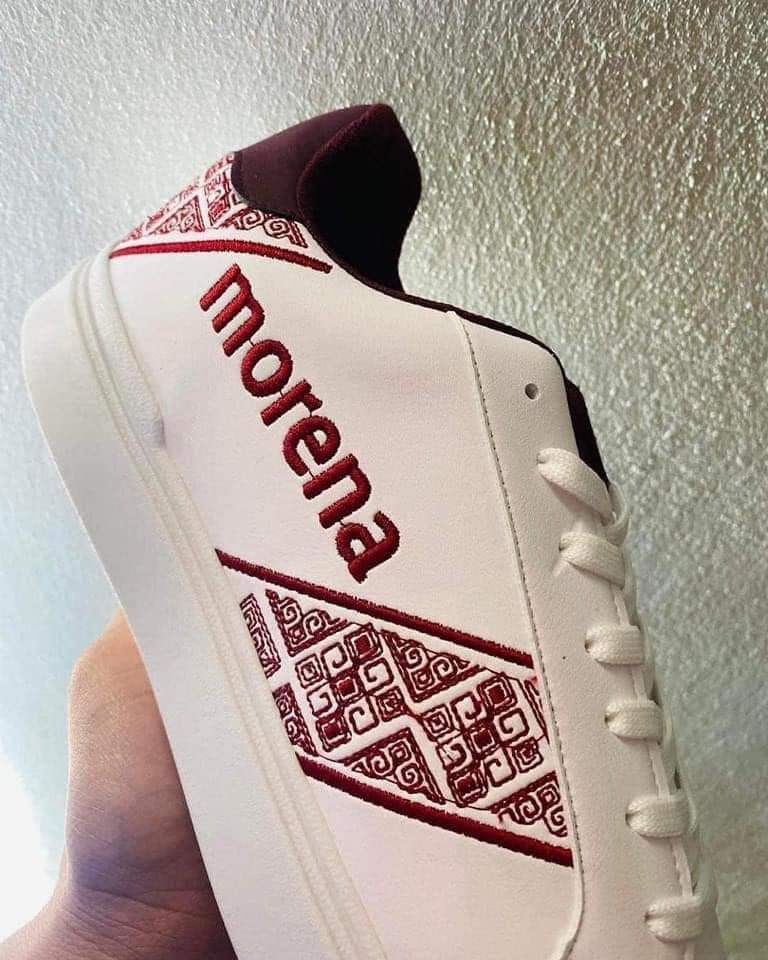 LouisAbnerV's tweet photo. Artesanos del zapato de San Mateo Atenco, #Edomex presentaron sus Sheinvans, que pretenden hacer llegar a la candidata de @PartidoMorenaMx a la presidencia de México, @Claudiashein como parte de su imagen de campaña. https://t.co/uzjUD0o9qt