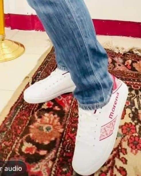 LouisAbnerV's tweet photo. Artesanos del zapato de San Mateo Atenco, #Edomex presentaron sus Sheinvans, que pretenden hacer llegar a la candidata de @PartidoMorenaMx a la presidencia de México, @Claudiashein como parte de su imagen de campaña. https://t.co/uzjUD0o9qt