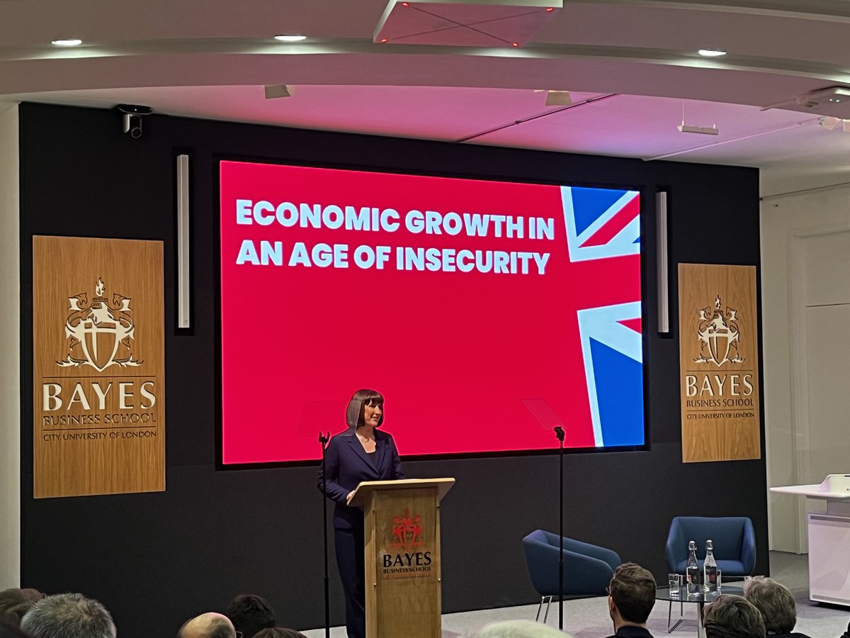Full crowd for @RachelReevesMP, Shadow Chancellor @UKLabour, at @BayesBSchool for #MaisLecture2024 on economic growth in an age of insecurity. We'll hear a welcome from @andre_spicer, chairing by @BCasuLukac and thanks from @Leanne_Aitken. 🔗 bayes.city.ac.uk/faculties-and-…