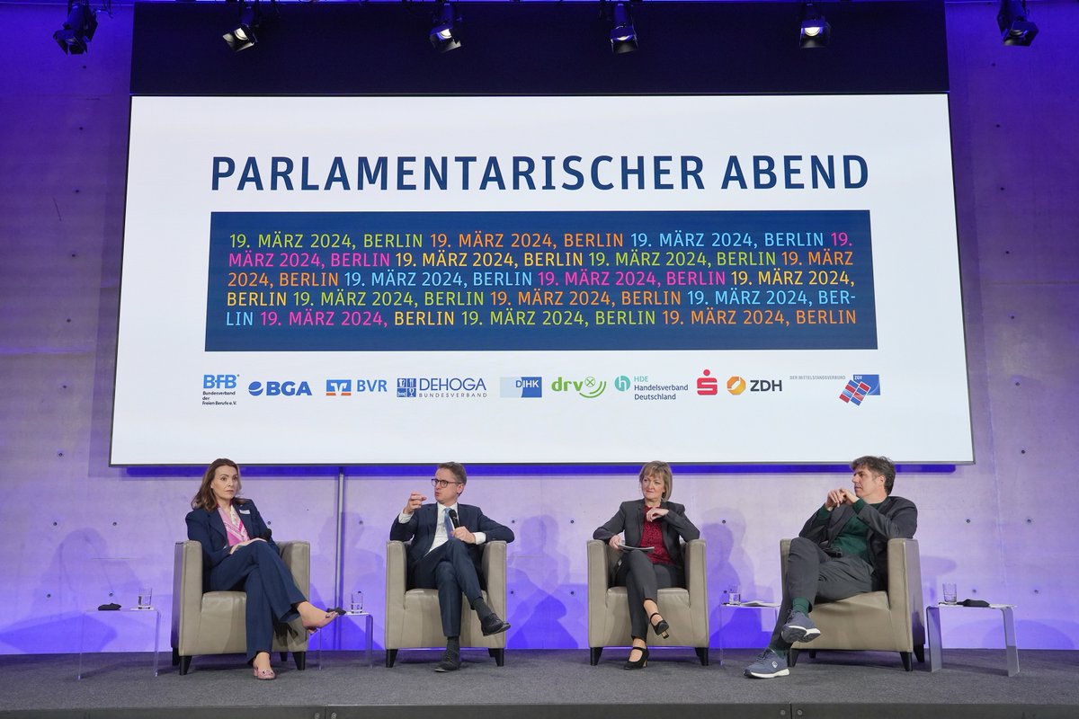 BVRPresse's tweet photo. "Sind wir international wettbewerbsfähig, mit dieser Frage müssen wir uns beschäftigen", so BVR-Präsidentin #MarijaKolak beim heutigen Parlamentarischen Abend der AG #MIttelstand. "Mir fehlt die strategische Sicht, einen abgestimmten Fahrplan für dieses Land." https://t.co/42PikGYdQK