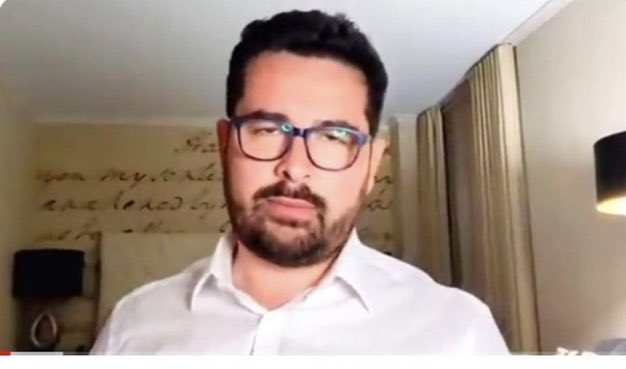 🤣 esse frouxo golpista segue gravando vídeo direito dos EUA ameaçando o caos no Brasil enquanto toma milk shake na frente do computador. Xandão, alguém tá ansioso querendo te conhecer. Esse banana passou a treinar boxe para perder as tetas e agora acha que é brabão. Gravou até