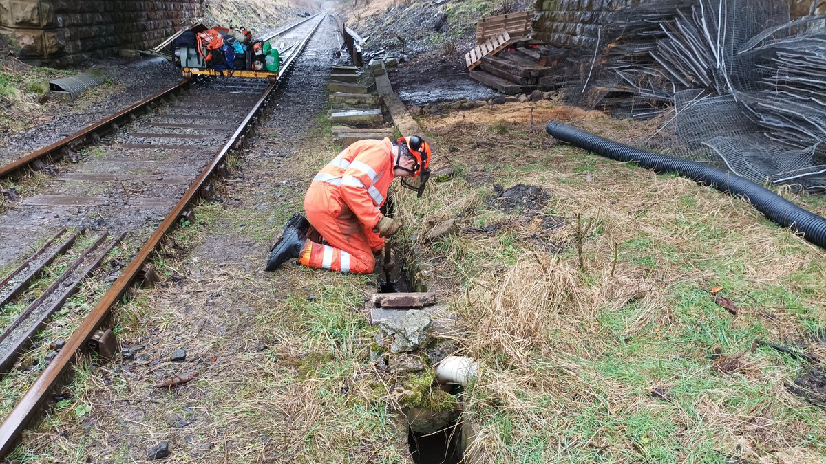 Drainage clearance is one part of essential work that our #volunteers undertake. Come join us! We have a variety of roles to suit all interests & abilities. Contact Bobby at volunteercoordinator@wensleydalerailway.com 📸Alan Graham #wensleydalerailway #yorkshire #railway #charity