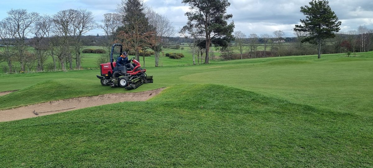 Pathway completed at 17, hole should be open for the weekend. 17th green post renovation, cut this afternoon at 6mm. More sand Thursday. Inland tees scarified and cleared, #Greentek units doing a clean job. Tom out putting the first cut on our extended surrounds. Coast tomorrow.