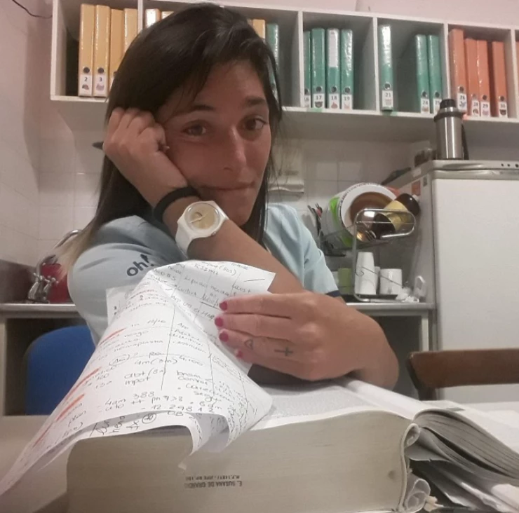 angelntion's tweet photo. ROMINA CONTRA CATA: “no entiendo como consiguió ser pediatra, es muy mala persona para trabajar con los niños” MIENTRAS VOS ANDABAS P3TEAND0 A CADA VIEJO Q TE CRUZABAS CATALINA ESTUDIABA  

#granhermano https://t.co/npd2kP3fTU