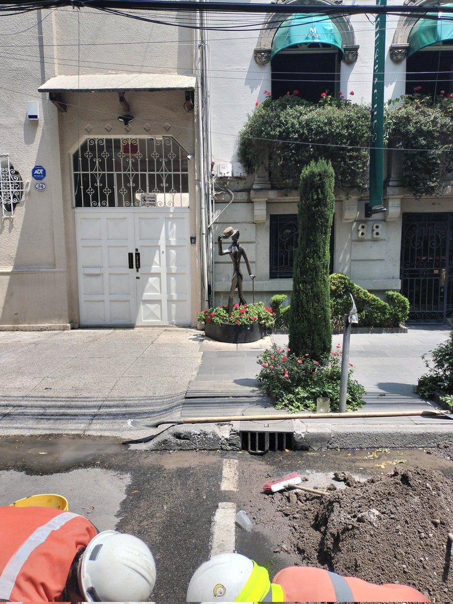 _dmet's tweet photo. @SacmexCDMX @AlcCuauhtemocMx @NaturgyClientEs ALCALDÍA: CUAUHTÉMOC
CP:06500, COL: CUAUHTÉMOC, CALLE: RIO SENA 64/88, ENTRE RIO LERMA Y RIO PAPALOAPAN.

DESCRIPCIÓN: VIALIDAD SECUNDARIA, VISIBILIDAD VISIBLE, INTENSIDAD MEDIANA/ GRANDE, OCURRIÓ HOY DEBIDO A LA EXCAVACIÓN DE @NaturgyMx https://t.co/0CbxgzdPwm