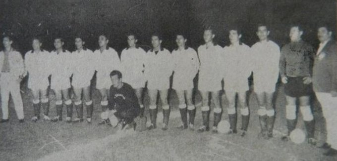 ESANews_'s tweet image. #Efemérides 

📅19/03/1961

👕@LaSelecta_SLV venció 5-1 a @FenafuthOrg  por la fase final del Torneo #CCCF (Confederación Centroamericana y del Caribe de Fútbol), disputado en el estadio nacional de San José, Costa Rica.

⚽️Las figuras de ese juego: Juan Antonio Merlos y Mario