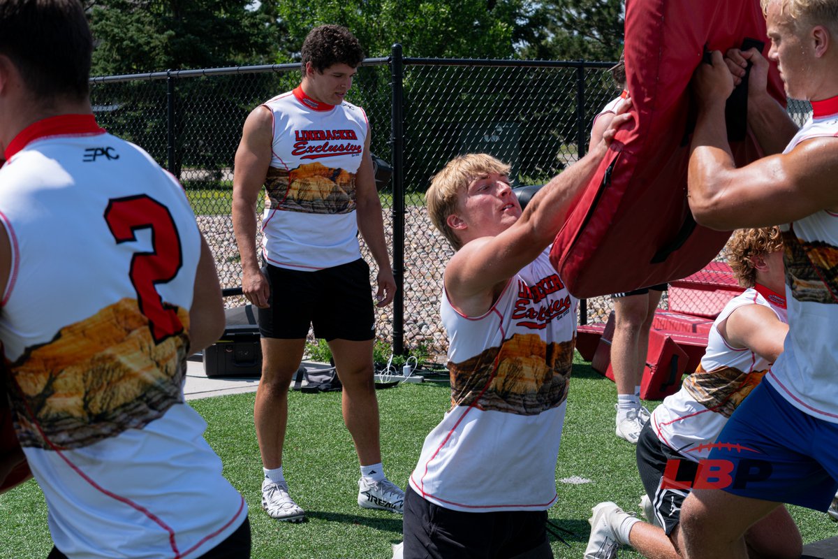 _LBPerformance's tweet image. &quot;The difference is in the details!&quot;#developmentmatters 

Focus: Block Destruction

Drill: 4 point explosions

Start Position: Hands in &quot;holster&quot;, elbows tight, hips loaded

End Position: Hands above eyes, thumbs up, hips unloaded

#LockIn linebackerperformance.com #LoadUp