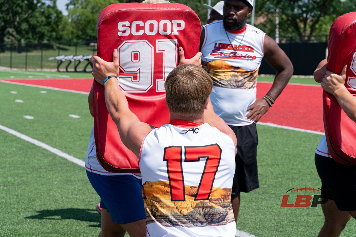 _LBPerformance's tweet image. &quot;The difference is in the details!&quot;#developmentmatters 

Focus: Block Destruction

Drill: 4 point explosions

Start Position: Hands in &quot;holster&quot;, elbows tight, hips loaded

End Position: Hands above eyes, thumbs up, hips unloaded

#LockIn linebackerperformance.com #LoadUp