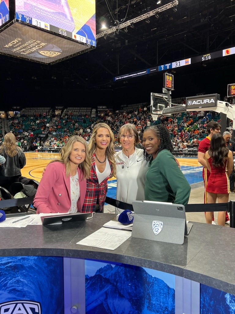 Elise Woodward tweet media