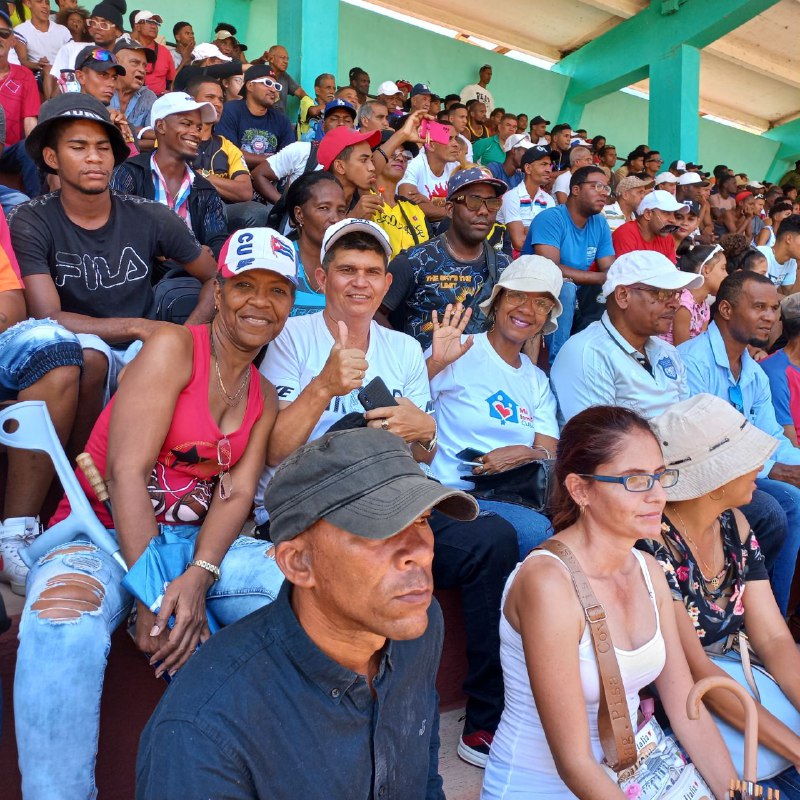 Y comienza la Pasión en Mi #Guantánamo los Toros de Camagüey se enfrentan a los Indios del Guaso en el Béisbol ⚾️con la alegría de un publico bailando al son de una conga contagiosa, con un marcador, AHORA de 2 a 1 con ventaja para los guantanameros #CubaPorLaVida @Dr_NaelPreval