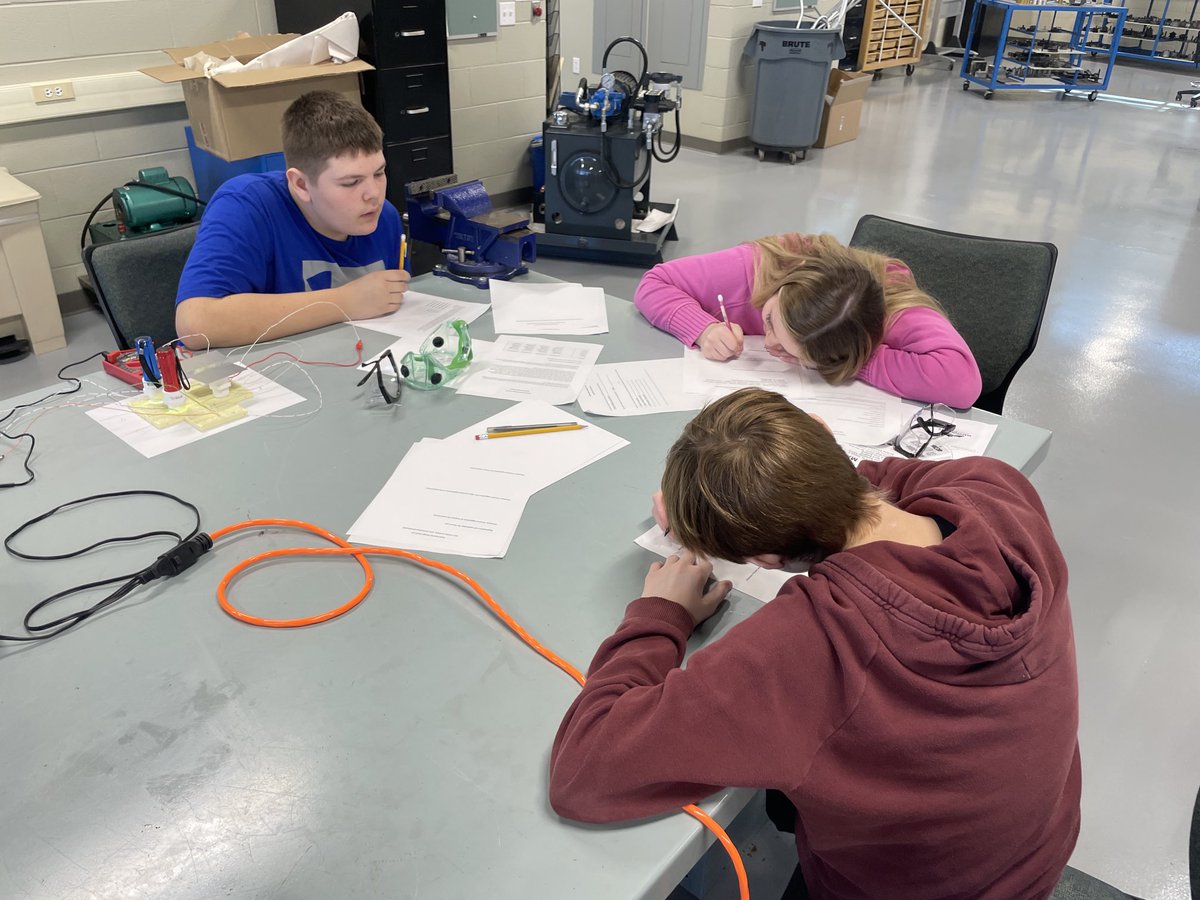 ACSLearns's tweet photo. ACS students compete in the Experimental Design event at the Kentucky Science Olympiad West Regional. https://t.co/mm0JDytIe5
