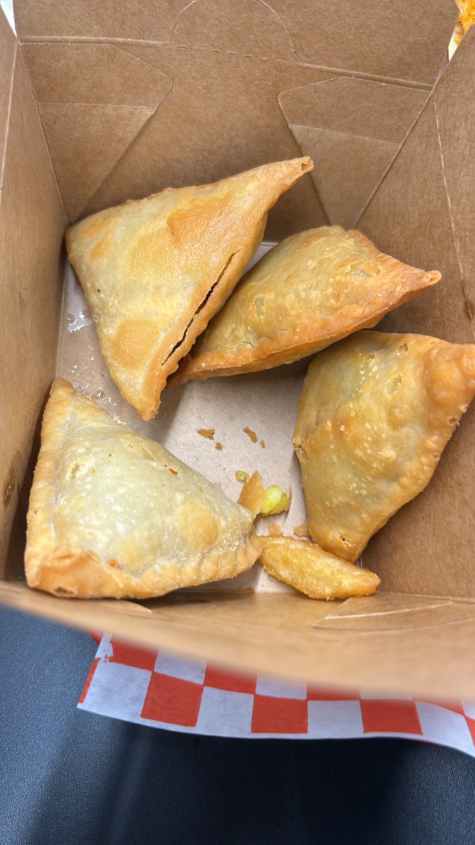 CIYGourmet's tweet image. This Samosa recipe is a must-try:
Ingredients👇 
-Potatoes
-Onions
-Peas
-Garlic
-Cumin
#samosa #CookItYourself