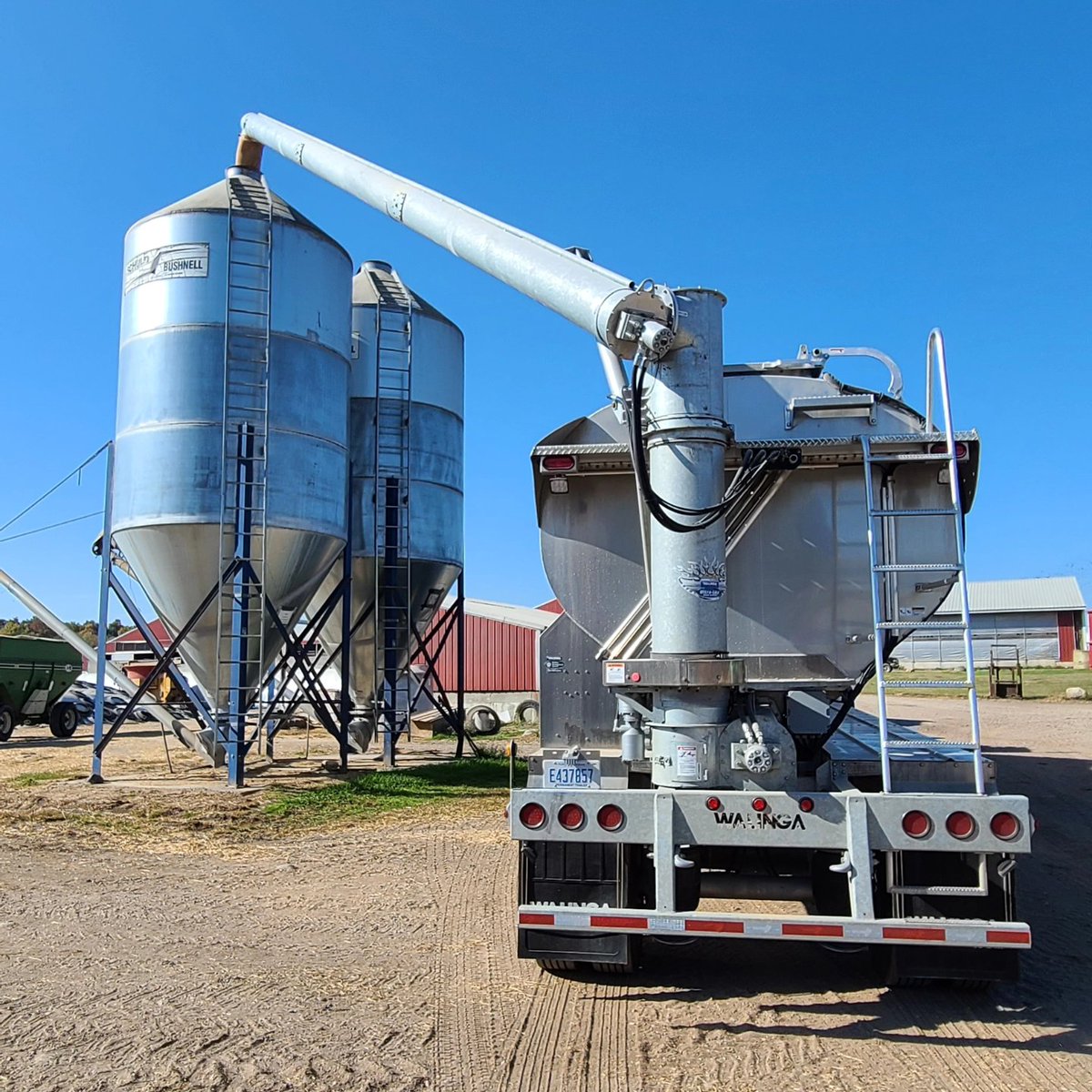 Happy National Ag Day! From field to table/wardrobe/gas tank/you name it, there are so many agricultural workers involved with producing the food you eat, the clothes you wear & fuel you consume everyday. Don't forget to thank a producer today! #nationalagday #agday24